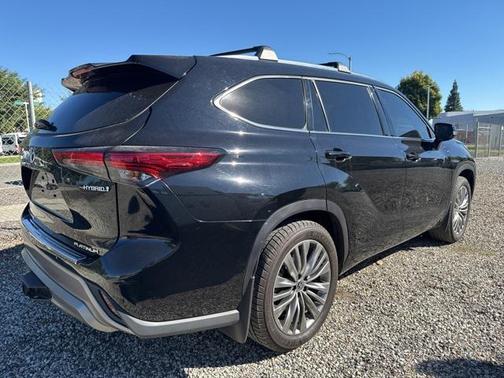 2022 Toyota Highlander Hybrid Platinum