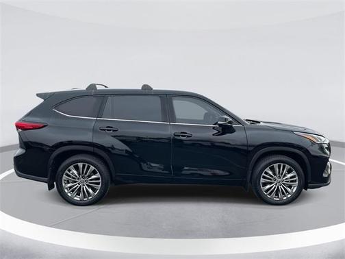 2022 Toyota Highlander Hybrid Platinum
