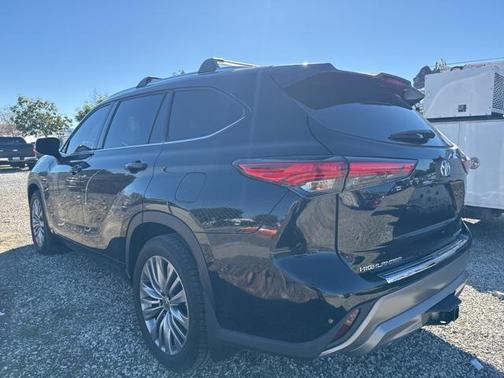 2022 Toyota Highlander Hybrid Platinum