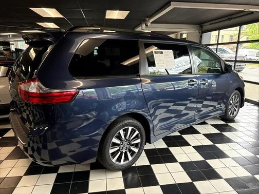 2018 Toyota Sienna XLE