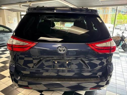 2018 Toyota Sienna XLE