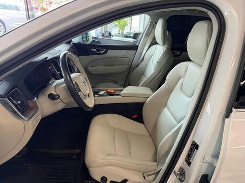 Crystal White Metallic 2022 Volvo XC60 T8 Momentum