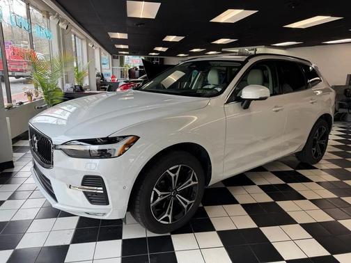 Crystal White Metallic 2022 Volvo XC60 T8 Momentum