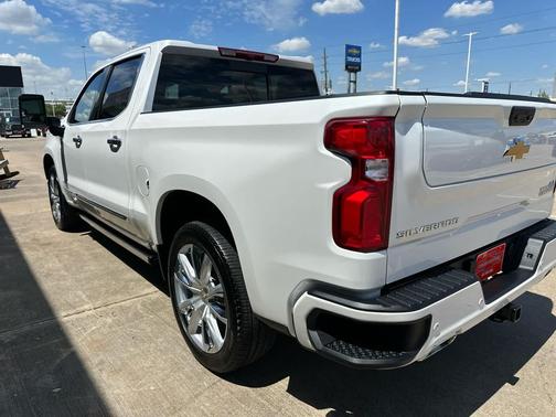 Crystal White Tricoat 2025 Chevrolet Silverado 1500 High Country