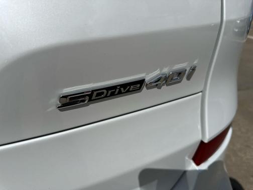 Mineral White Metallic 2025 BMW X5 sDrive40i
