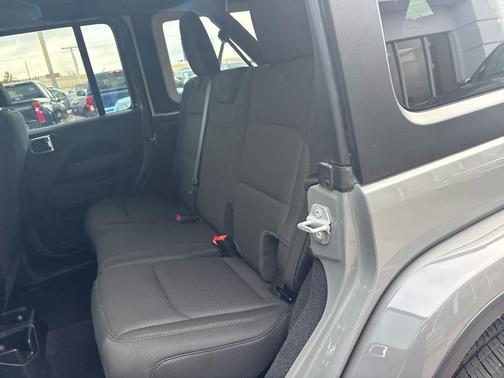 2023 Jeep Wrangler 4-Door Sahara 4x4