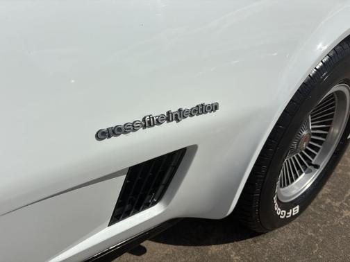 WHITE 1982 Chevrolet Corvette Coupe
