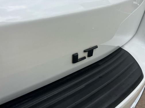 Iridescent Pearl Tricoat 2024 Chevrolet Suburban LT