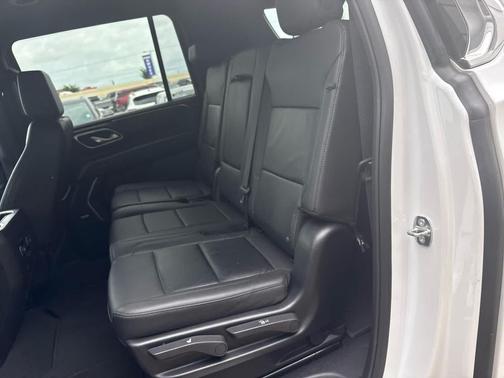 Iridescent Pearl Tricoat 2024 Chevrolet Suburban LT