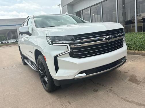 Iridescent Pearl Tricoat 2024 Chevrolet Suburban LT