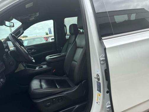 Iridescent Pearl Tricoat 2024 Chevrolet Suburban LT