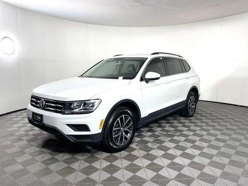Photo 3 of 33 of 2019 Volkswagen Tiguan 2.0T SE
