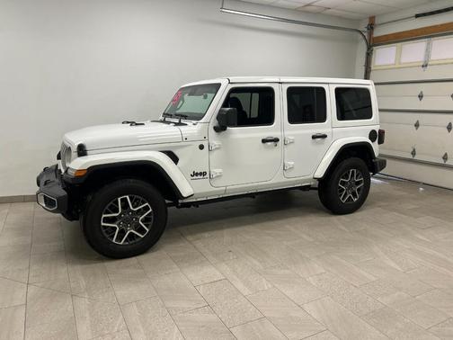 2025 Jeep Wrangler 4-Door Sahara 4x4