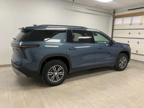 Lakeshore Blue 2025 Chevrolet Traverse LT