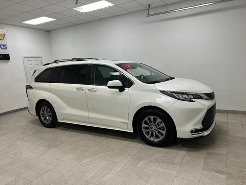 2021 Toyota Sienna XLE 8 Passenger
