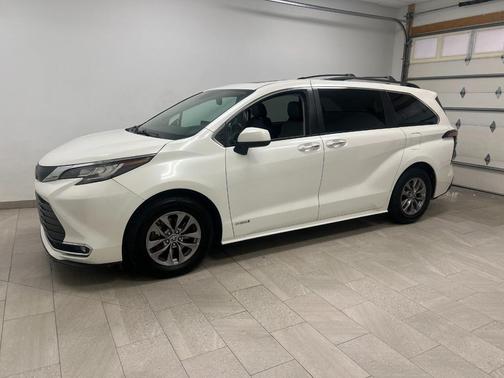 2021 Toyota Sienna XLE 8 Passenger