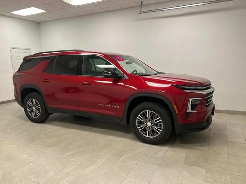 Radiant Red Tintcoat 2026 Chevrolet Traverse LT