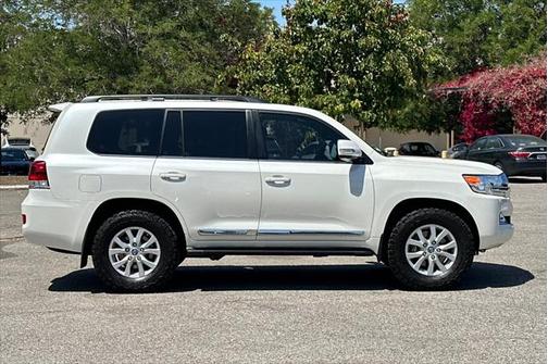 2017 Toyota Land Cruiser Base