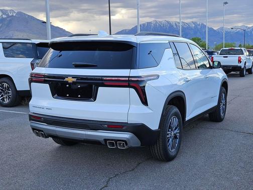 Summit White 2026 Chevrolet Traverse LT