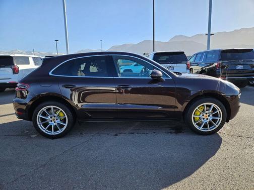 Mahogany Metallic 2018 Porsche Macan Macan