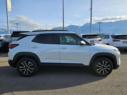 Iridescent Pearl Tricoat 2025 Chevrolet Trailblazer ACTIV