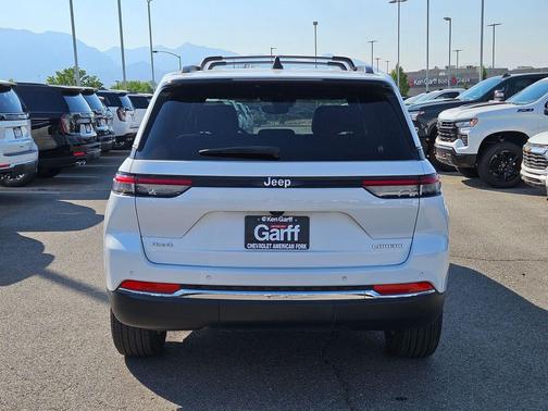 Bright White Clearcoat 2024 Jeep Grand Cherokee Laredo