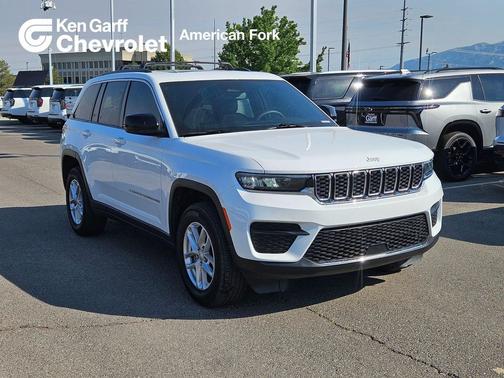 Bright White Clearcoat 2024 Jeep Grand Cherokee Laredo