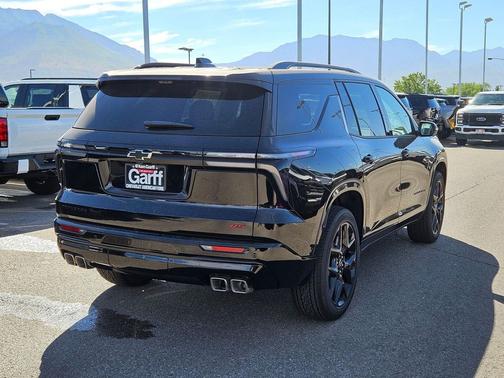 Mosaic Black Metallic 2026 Chevrolet Traverse RS