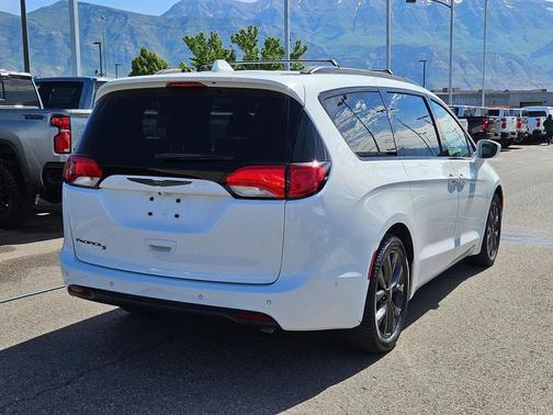 Bright White Clearcoat 2019 Chrysler Pacifica Touring L