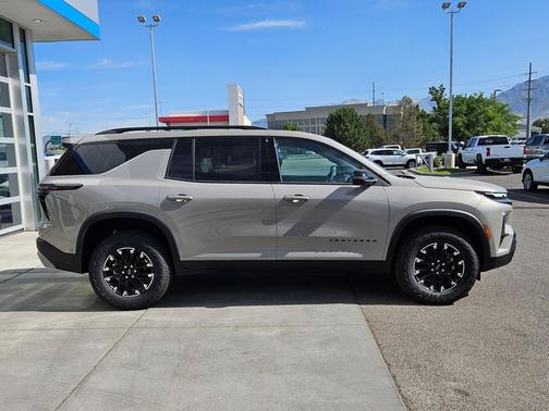 Sandstone Gray 2026 Chevrolet Traverse AWD Z71
