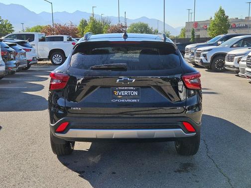 Mosaic Black Metallic 2026 Chevrolet Trax LT