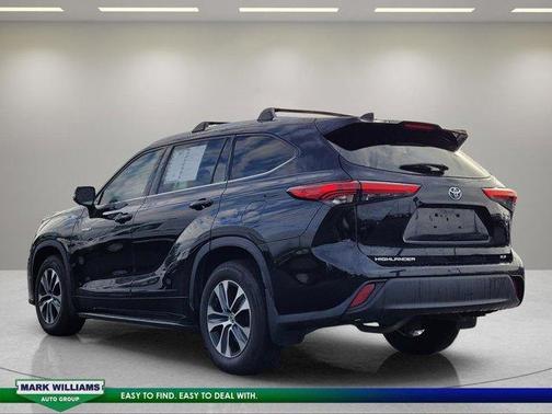 Midnight Black Metallic 2021 Toyota Highlander Hybrid XLE