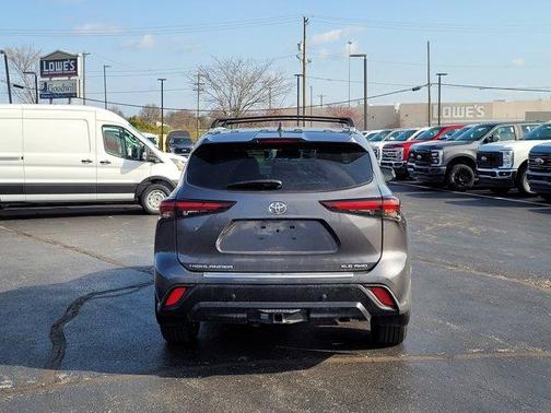 Magnetic Gray Metallic 2024 Toyota Highlander XLE