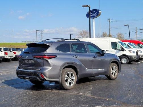 Magnetic Gray Metallic 2024 Toyota Highlander XLE