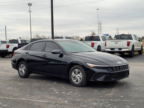 2024 Hyundai ELANTRA SE