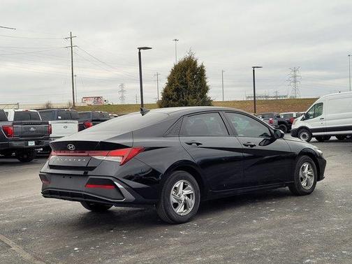 2024 Hyundai ELANTRA SE