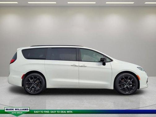 Bright White Clearcoat 2024 Chrysler Pacifica Limited