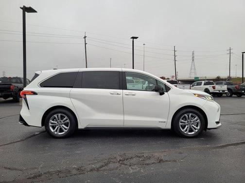 2021 Toyota Sienna XSE 7 Passenger