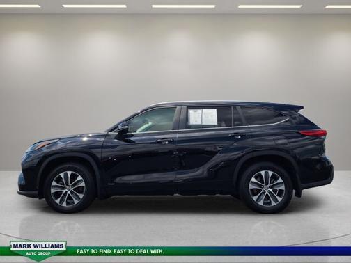 Midnight Black Metallic 2023 Toyota Highlander XLE