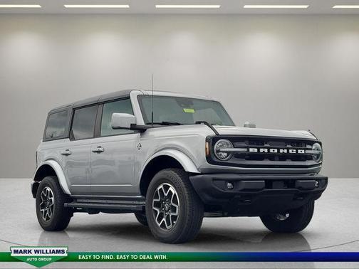 Iconic Silver Metallic 2023 Ford Bronco Outer Banks