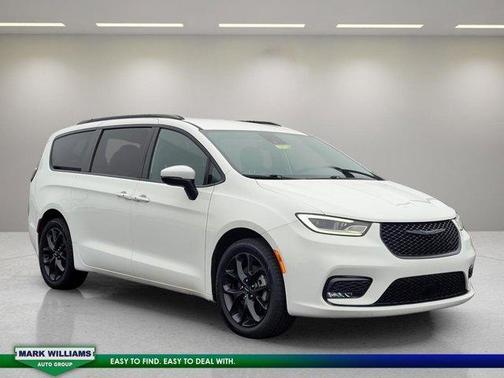 2023 Chrysler Pacifica Touring-L