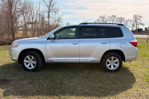 Classic Silver Metallic 2010 Toyota Highlander SE