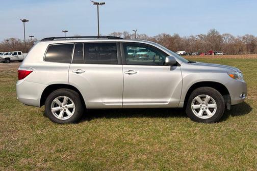 Classic Silver Metallic 2010 Toyota Highlander SE