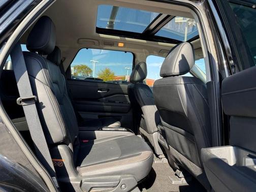 2024 Nissan Pathfinder SL FWD