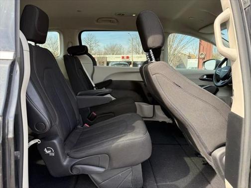 2022 Chrysler Voyager LX