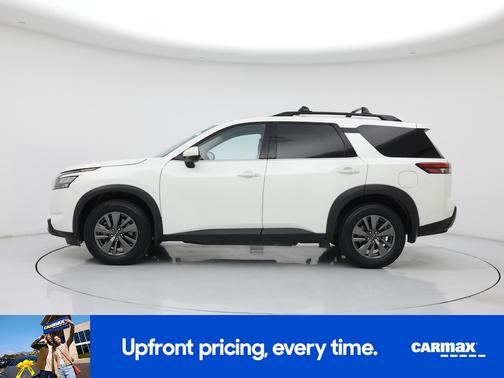 White 2023 Nissan Pathfinder SV