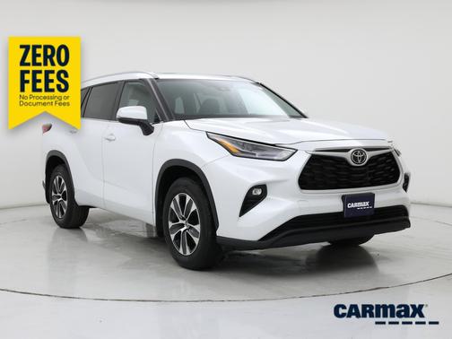 White 2023 Toyota Highlander XLE