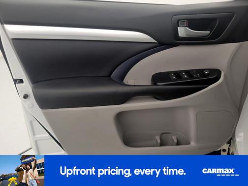 White 2017 Toyota Highlander XLE