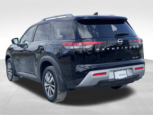 Black 2022 Nissan Pathfinder SL
