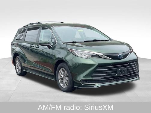 2022 Toyota Sienna LE